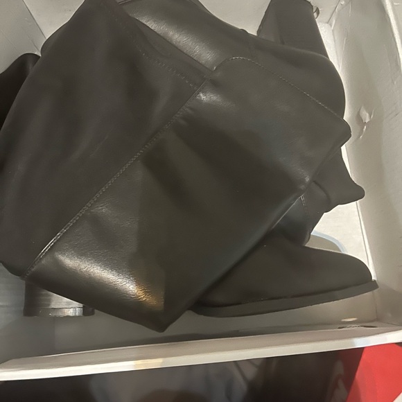 Sleek Black Over the Knee Boots for Effortless Elegance - Picture 2 of 16